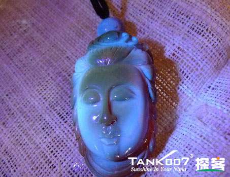 網(wǎng)上用紫光手電鑒定琥珀的帖子這么多，哪個是真假？